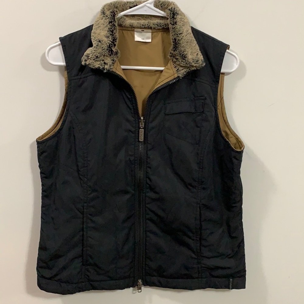 Columbia vest with faux fur collar, size **medium, very good condition